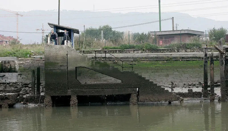 Pescadores utilizando uno de los puntos de cruce en los que se podía coger el bote que unía los márgenes de la Ría. Pescadores utilizando uno de los puntos de cruce en los que se podía coger el bote que unía los márgenes de la Ría.