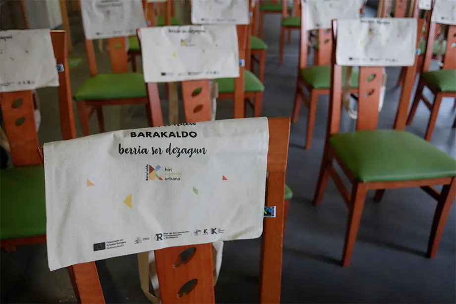 sillas con bolsas de la agenda urbana que se han regalado a las personas participantes en la agenda urbana de Barakaldo
