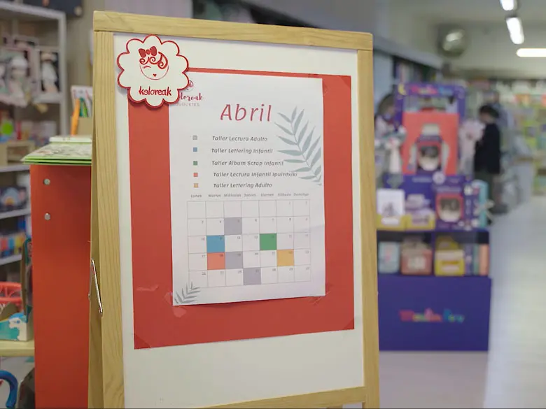 imagen en la que se muestra el nuevo soporte incorporado en la tienda para que la clientela conozca la agenda del mes de los talleres que desarrollan en Koloreak