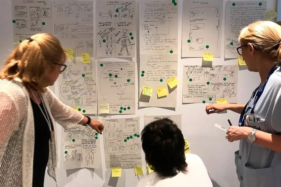 Momento de trabajo de diseño con el personal del Hospital de Cruces